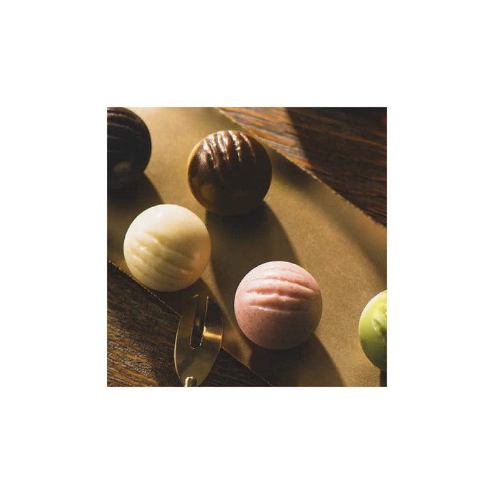 Cacaocat White Tin Box with Chocolate: 8 Assortment thumbnail 5